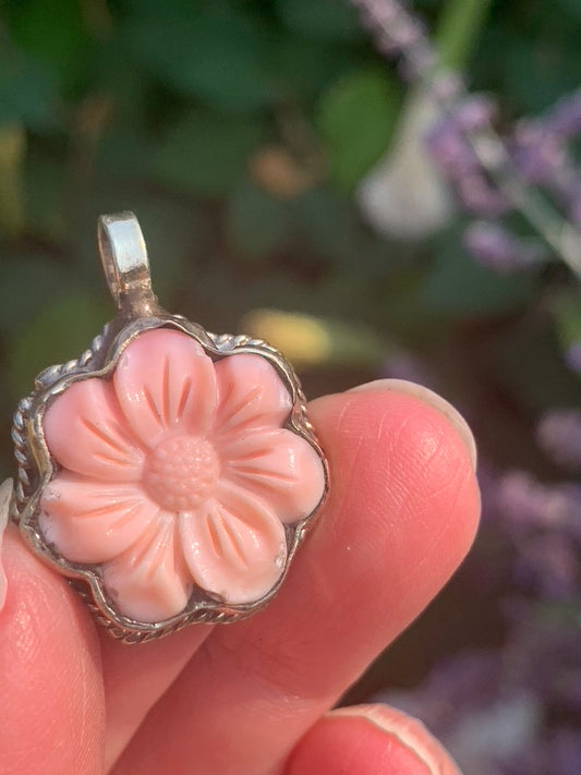 Conch Shell - Flower pendant - Tibetan Silver