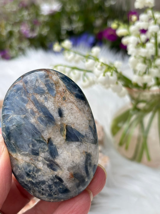 Blue Kyanite in Quartz - Palm Stone | India