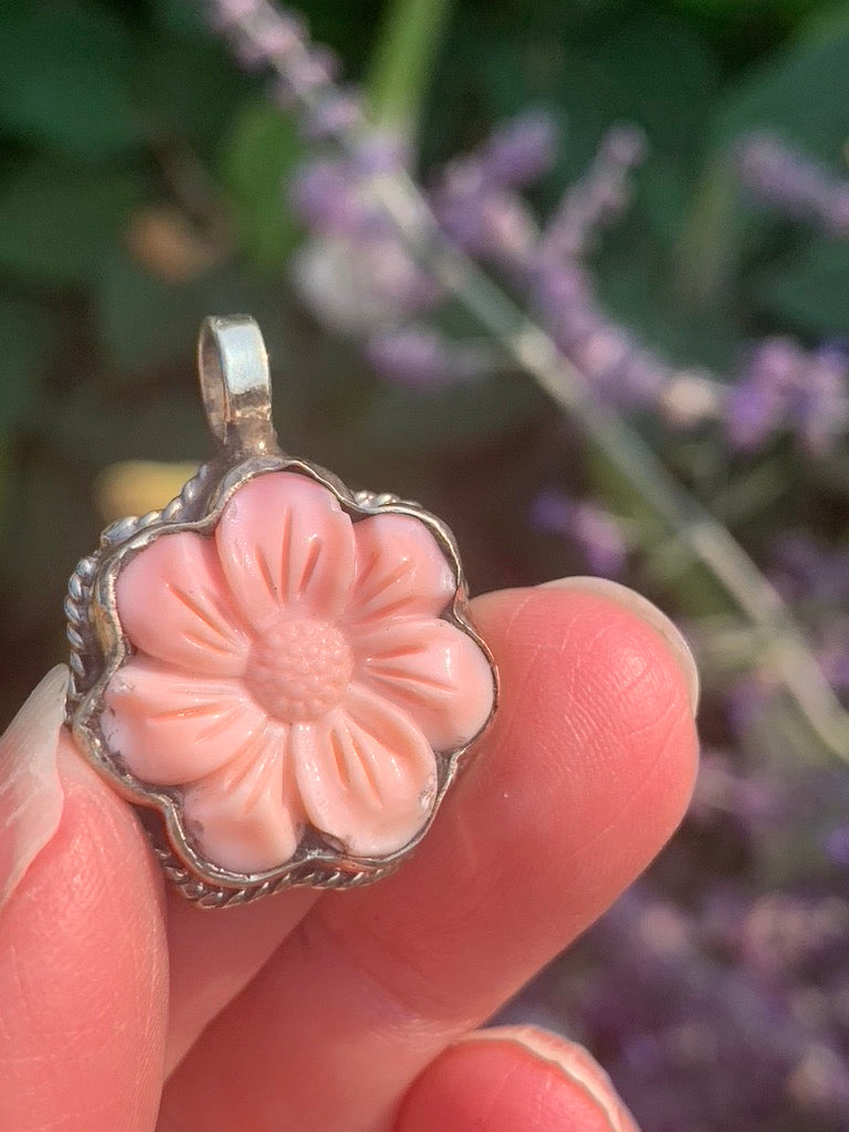 Conch Shell - Flower pendant - Tibetan Silver