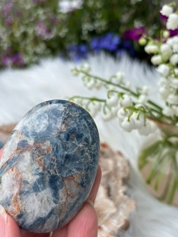 Blue Kyanite in Quartz - Palm Stone | India