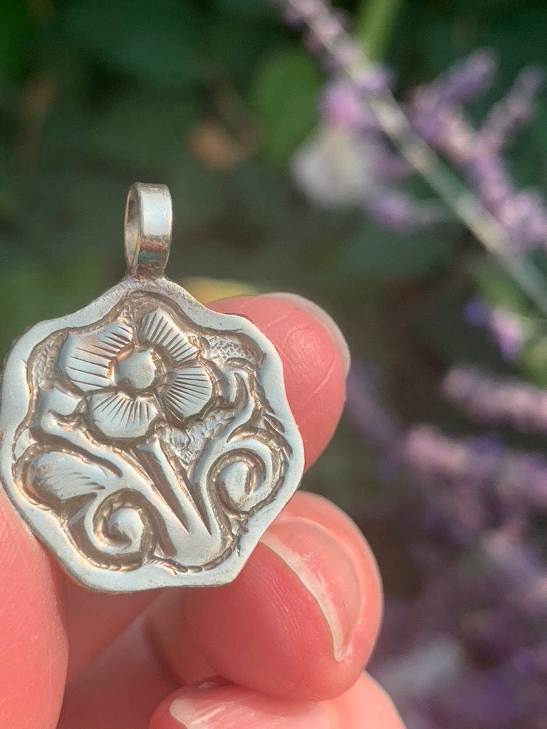 Conch Shell - Flower pendant - Tibetan Silver