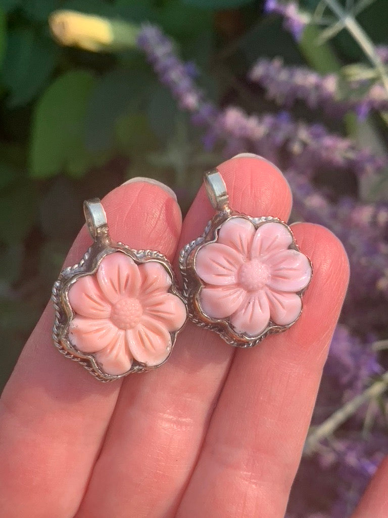 Conch Shell - Flower pendant - Tibetan Silver