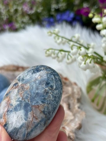 Blue Kyanite in Quartz - Palm Stone | India